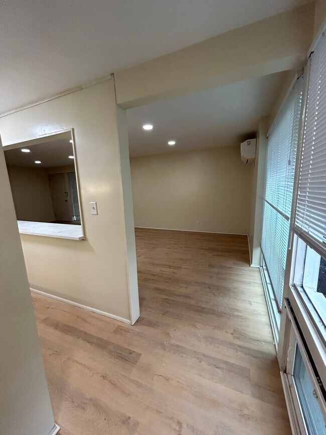 Foto del edificio - First-Floor One Bedroom, One Bathroom Apartment on S. Corl Street