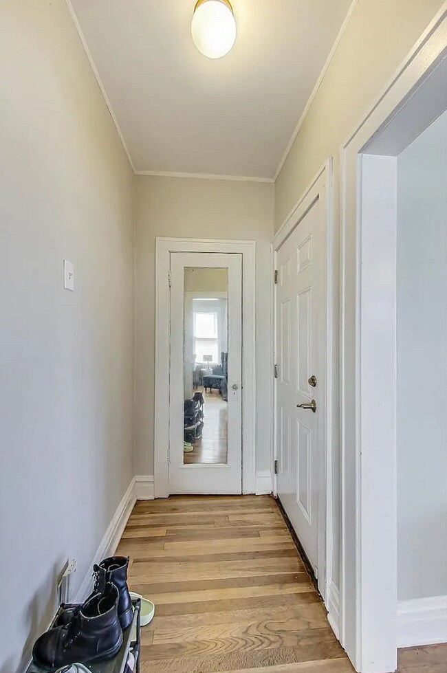 Entryway - 5926 N Hermitage Ave