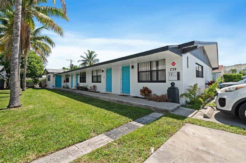 Foto principal - 739 NE 13th Ct