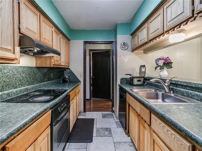 Building Photo - 8448 Crestline Dr