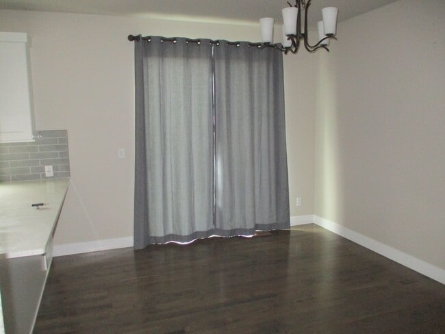 Building Photo - Beautiful, Dog Friendly - 3 Bedroom, 2.5 B...