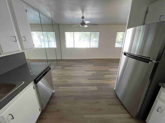 Foto del edificio - COMPLETELY UPDATED TWO BEDROOM APARTMENT IN TARZANA!