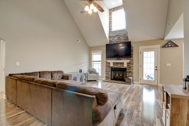 Building Photo - Pet Friendly Three Bedroom with Bonus!