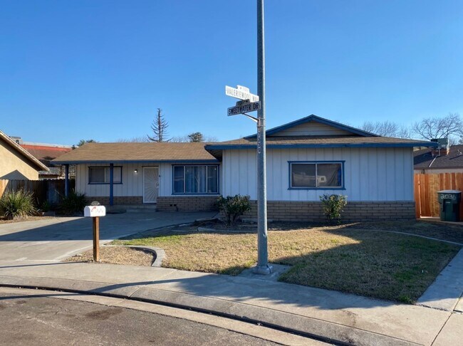 Building Photo - 3 bedroom single story located in an estab...