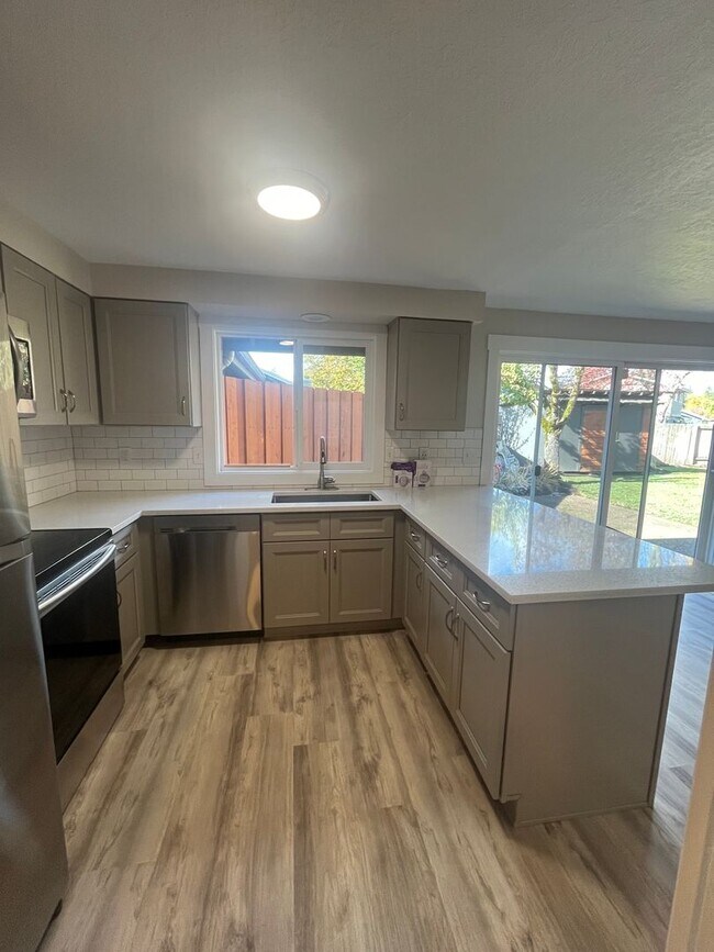 Building Photo - 2-bedroom 2-bathroom duplex