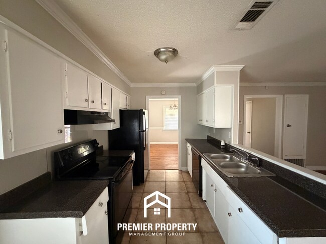 Foto del edificio - 5037 Woodlark Ave