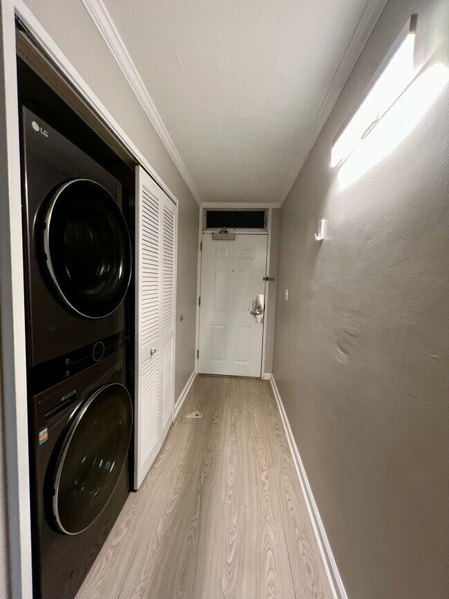 Foto del edificio - Spacious 1Bed 1Bath 1Parking Stall With Lanai & Den