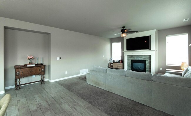 Foto del edificio - Spacious 4-Bedroom Home with Office, Loft ...