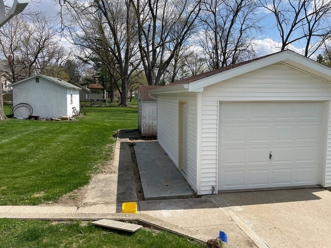 Building Photo - Newly Remodeled 3 Bedroom Home