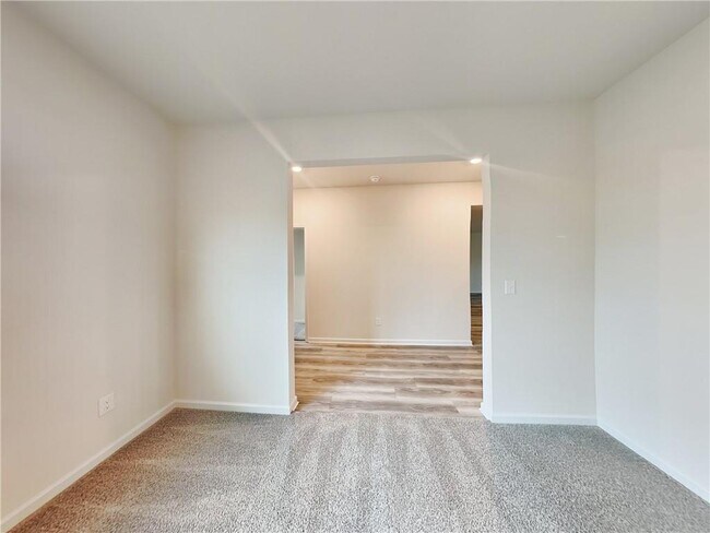Building Photo - 905 Hesston Dr