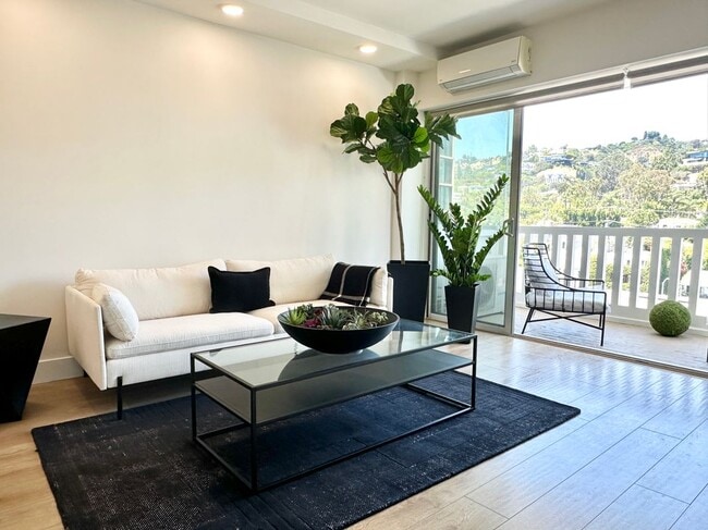 Building Photo - 999 N Doheny Dr