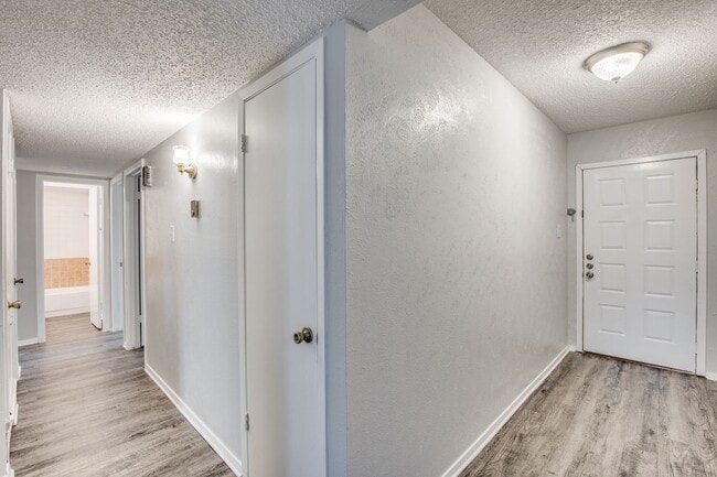 Building Photo - Charming Home in Established Community wit...
