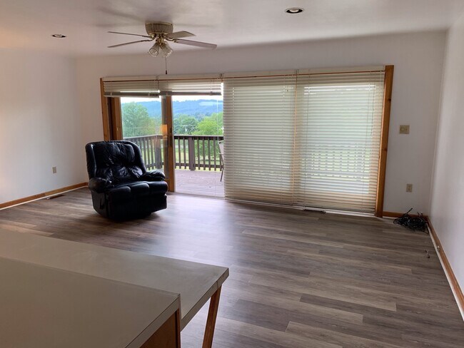 Foto del edificio - 2 Br 2 Ba house in the county; quiet and p...