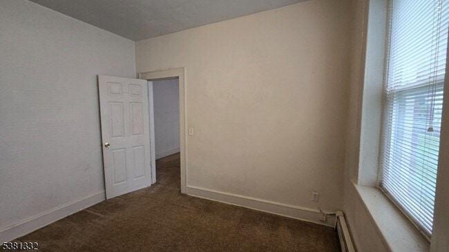 Building Photo - 246 Lakeview Ave
