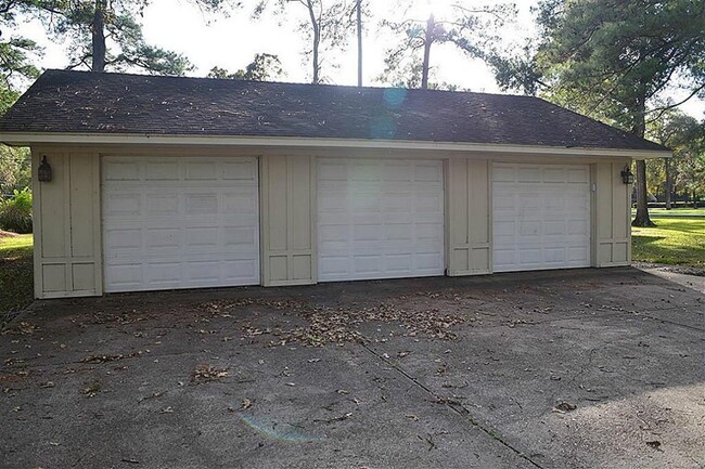 Foto del edificio - Kingwood Over 1 Acre & 3 Car Garage!