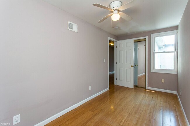 Foto del edificio - 4 br, 2 bath Triplex - 1745 WILLINGTON ST ...
