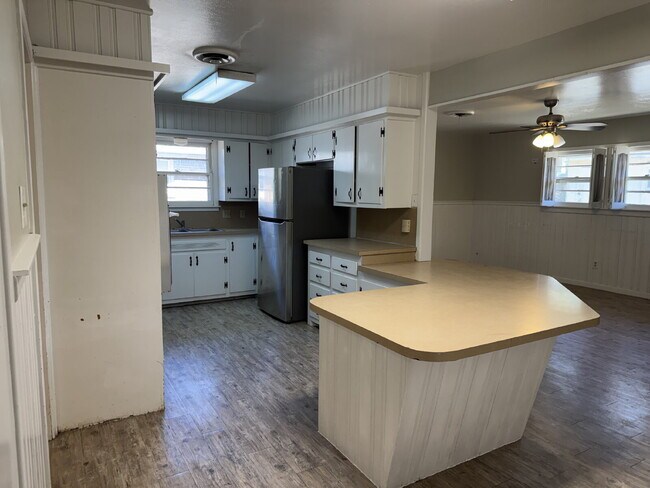 Foto del edificio - "Spacious 4-Bedroom Home with 2 Full Baths in Lubbock – 1,984 Sq Ft of Comfort!"