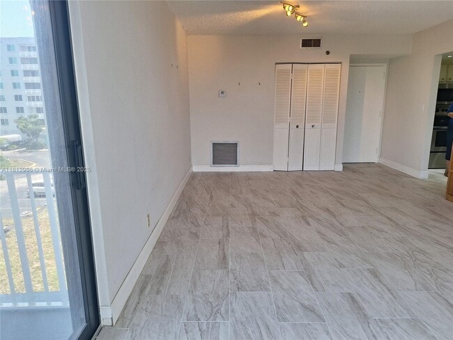 Building Photo - 901 Hillcrest Dr