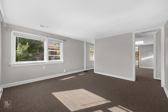 Building Photo - 521 E Wilson St