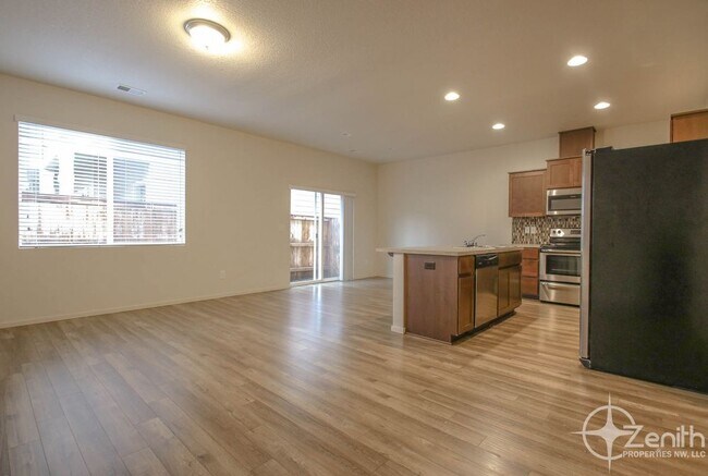 Building Photo - 1400 NE 85th Way