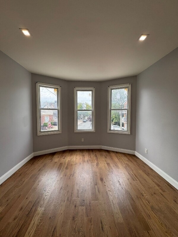 Foto del edificio - 64 Logan Ave