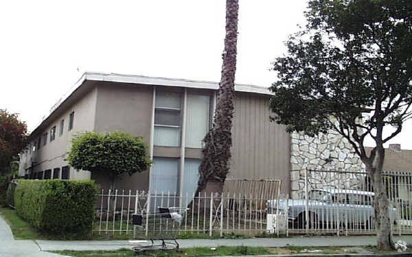 Foto del edificio - 1228 N Beachwood Dr