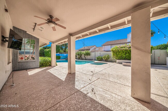 Building Photo - 5639 E Aire Libre Ave