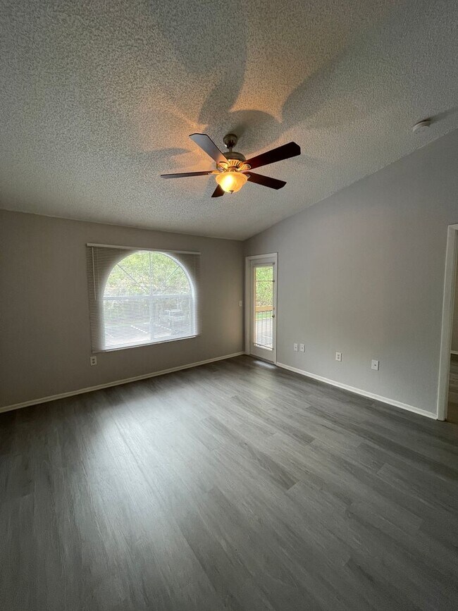 Building Photo - Prime Location! Water included! 2-bed 1-bath Condo!