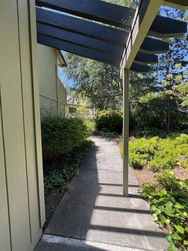 Building Photo - 3 Bed End Unit in Mt. View