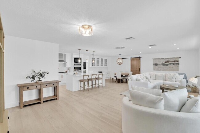 Building Photo - 3210 Palm Dr