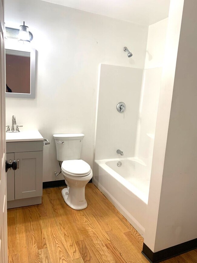 Foto del edificio - 548 Roosevelt Ave