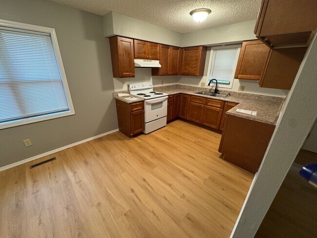 Foto del edificio - 3 bedroom 2 bathroom updated home in Sprin...