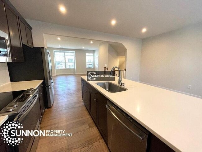 Building Photo - Beautiful Tri-Level, 3 Bedroom Townhome in...