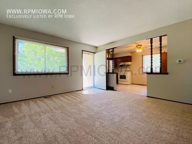Building Photo - PRIVATE DUPLEX!! 2 Bedroom, 1 Bath with Ba...