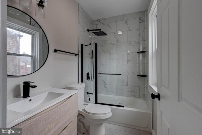 Foto del edificio - 827 N Howard St