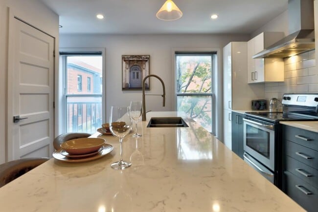 Building Photo - 5107 Rue Saint-Ambroise