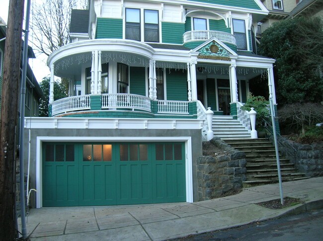 Building Photo - 2182 SW Yamhill St