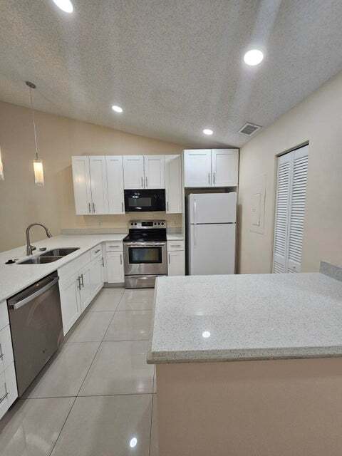 Foto del edificio - 480 Hardwood Pl
