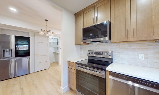 Building Photo - For Rent – Newly Renovated Modern Beach Duplex