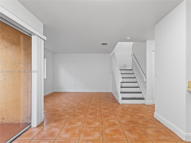 Building Photo - 6205 SW Kendale Lakes Cir