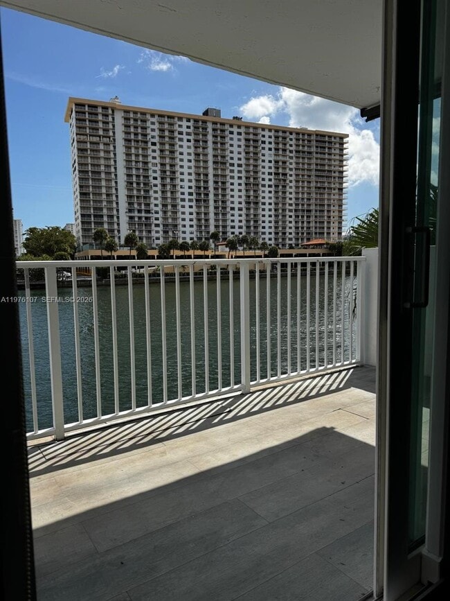 Foto del edificio - 4000 NE 170th St