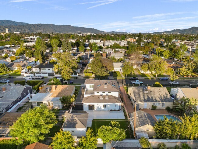 Building Photo - 6051 Teesdale Ave