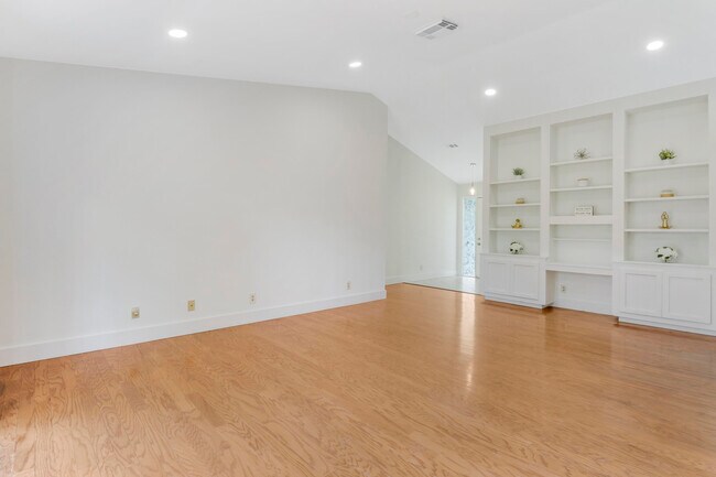 Building Photo - 107 Greenbriar Dr