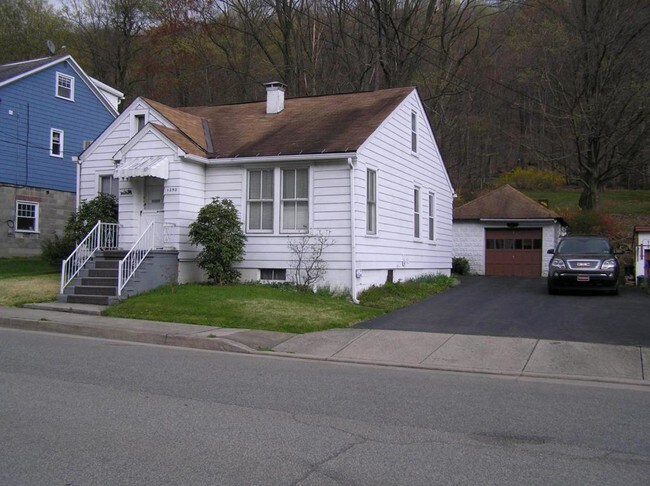 Building Photo - 1390 Solomon St