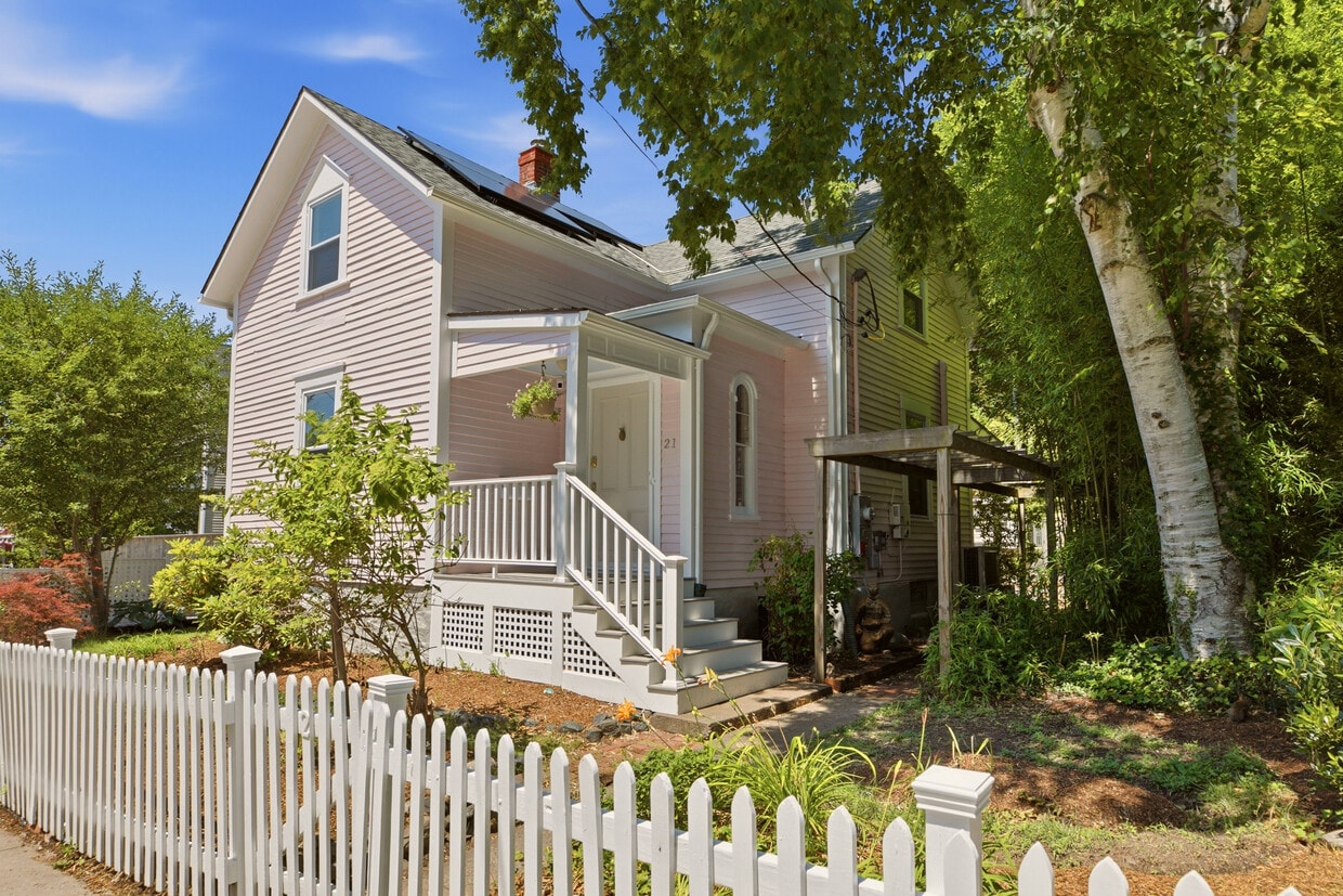 Photo - 21 Clinton Ave (Newport, RI)