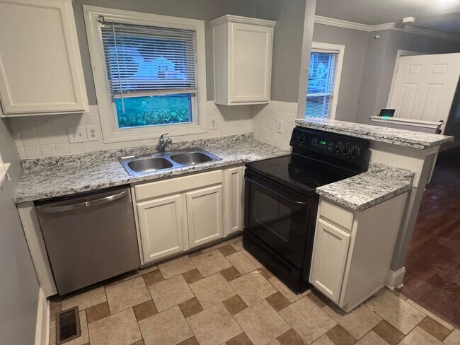 Foto del edificio - Charming Home, open  floor plan close to C...