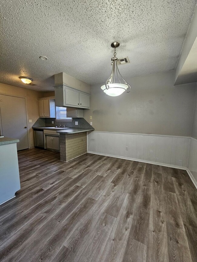 Foto del edificio - (3) Bed/(2) Bath in South OKC! Storm Shelt...