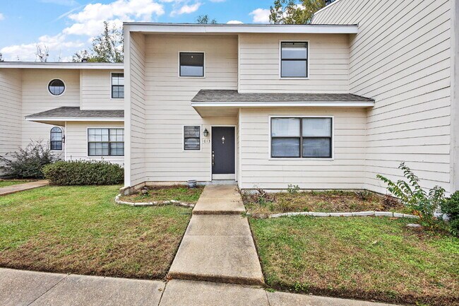 Building Photo - 3/2 townhouse at the Rez!