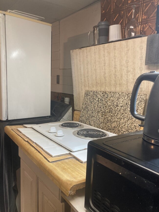 Cocina americana con estufa nueva, mini refrigerador - 764 Lenore Ln