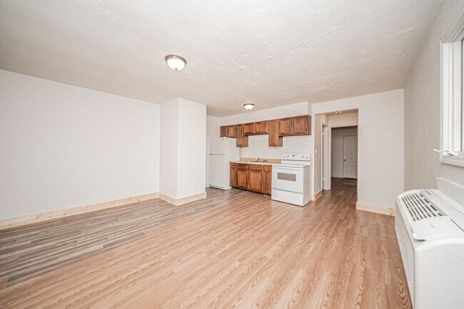 Foto del edificio - Please View 3D Virtual Walk-Through Before Scheduling a Showing